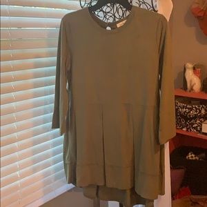 Basic hunter green quarter length top
